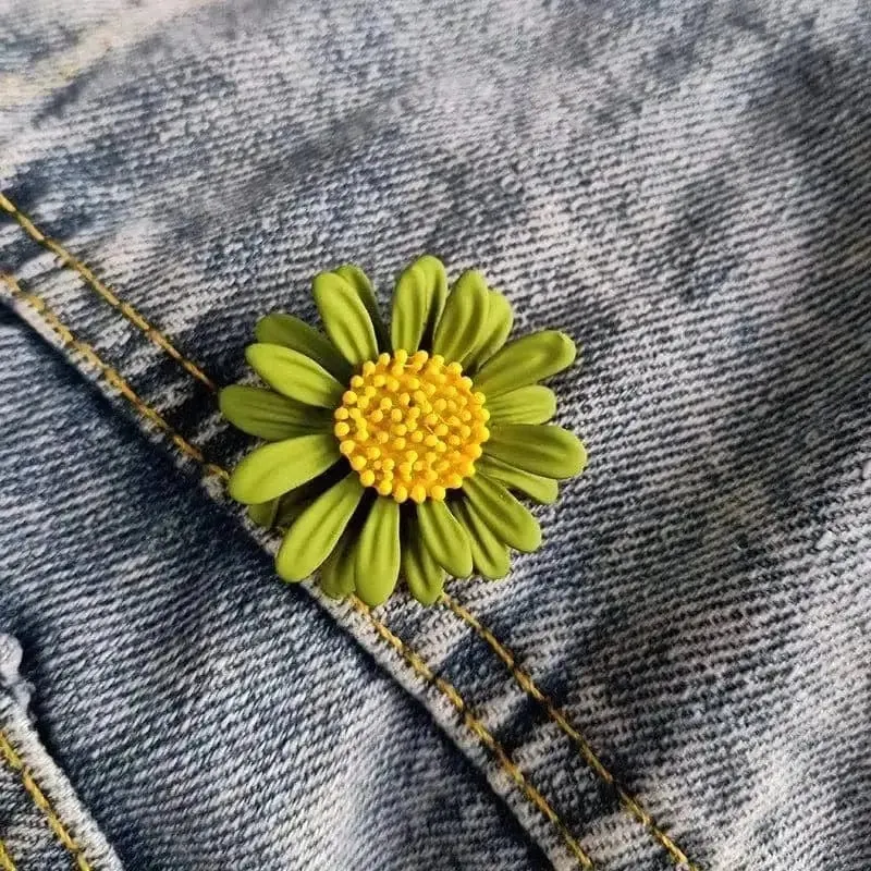 🌟 Little Daisy Brooch - A Burst of Floral Joy in Your Style 🌟