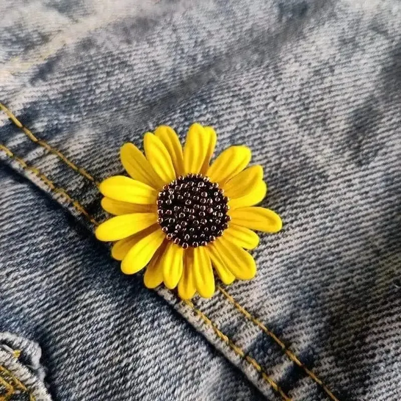 🌟 Little Daisy Brooch - A Burst of Floral Joy in Your Style 🌟