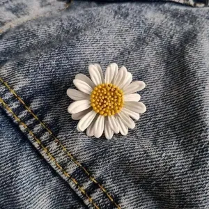 🌟 Little Daisy Brooch - A Burst of Floral Joy in Your Style 🌟