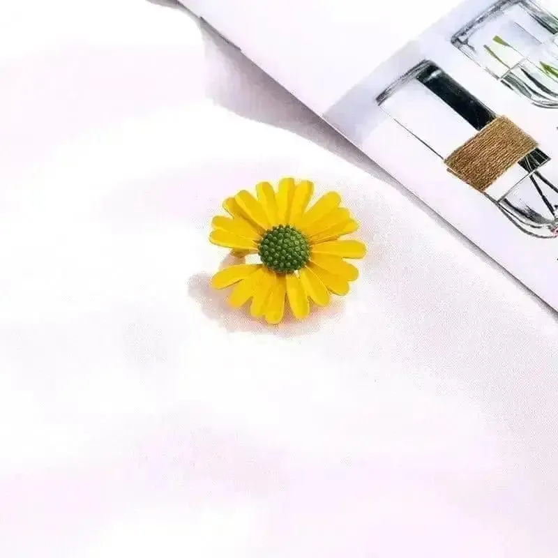 🌟 Little Daisy Brooch - A Burst of Floral Joy in Your Style 🌟