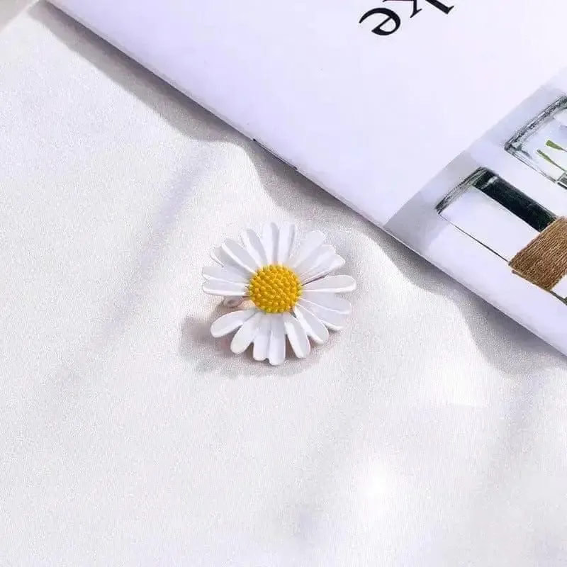 🌟 Little Daisy Brooch - A Burst of Floral Joy in Your Style 🌟