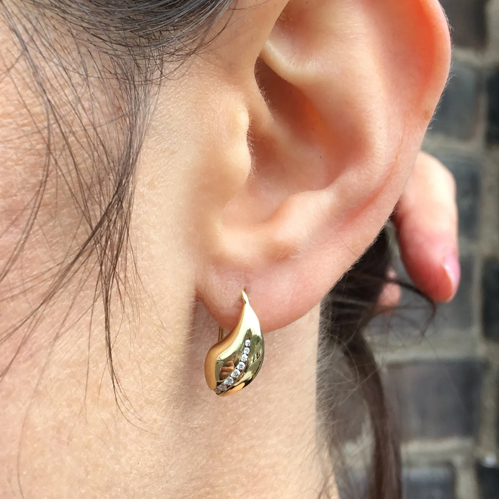 Snow Drop Earrings, 18K gold and diamonds